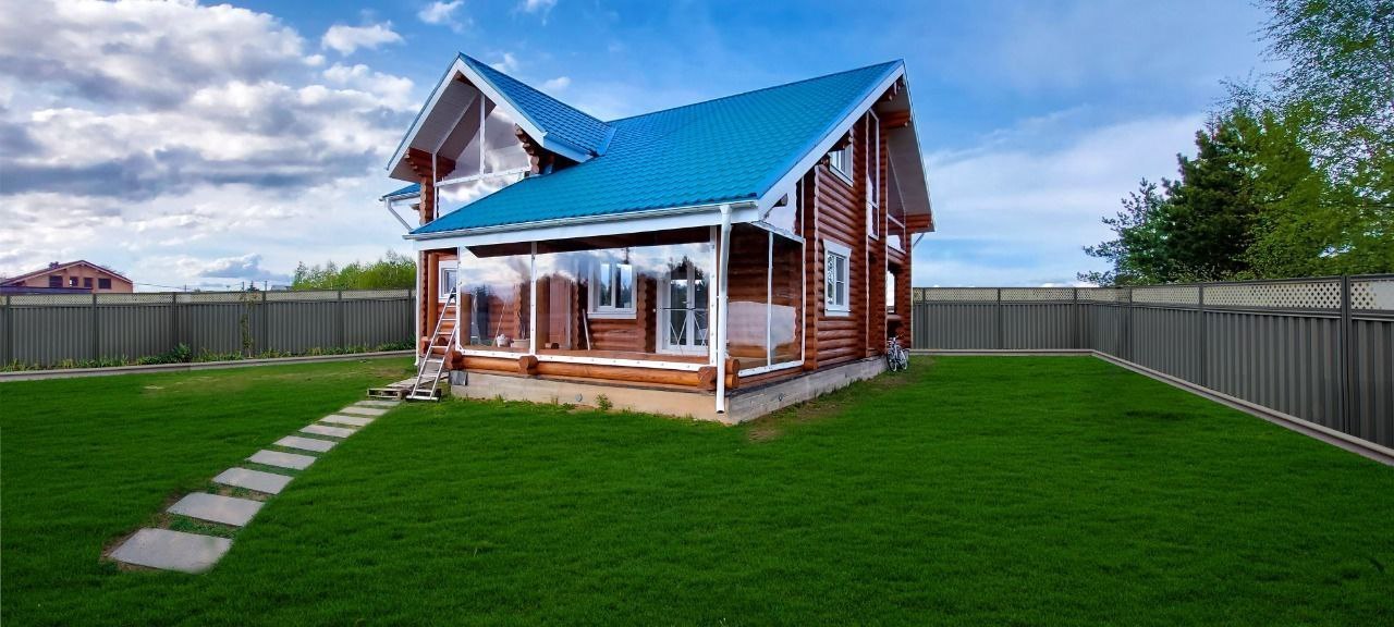Мягкие окна на веранде загородного дома в Красном Профинтерне